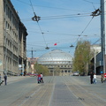 Флаг победы над Новосибирским государственным театром оперы и балета. Вид с Серебренниковской улицы