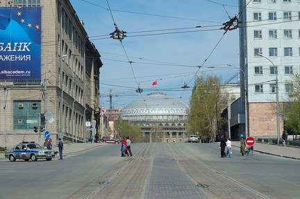 Флаг победы над Новосибирским государственным театром оперы и балета. Вид с Серебренниковской улицы