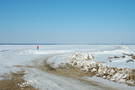 Вид на зимник с правого берега №2